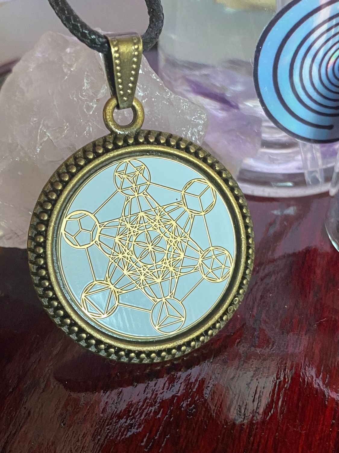 Amulett – bronzefarben, Metatron, Disc in weis 25 mm, goldlegiert, kupferunterlegt – Produktansicht 1