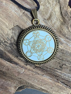 Amulett – bronzefarben, Metatron, Disc in weis 25 mm, goldlegiert, kupferunterlegt – Produktansicht 1