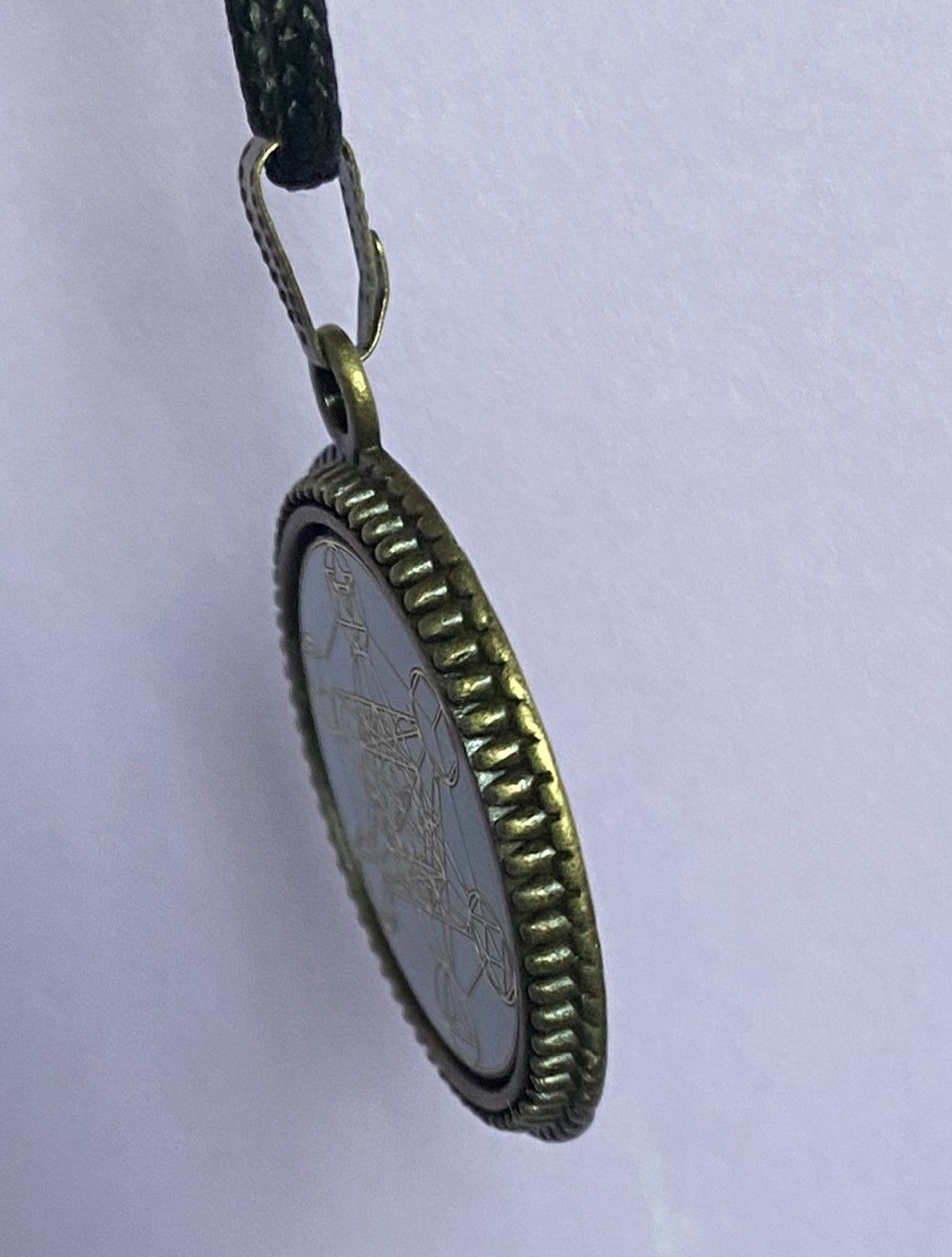 Amulett – bronzefarben, Metatron, Disc in weis 25 mm, goldlegiert, kupferunterlegt – Produktansicht 1