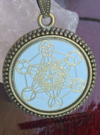 Amulett – bronzefarben, Metatron, Disc in weis 25 mm, goldlegiert, kupferunterlegt – Produktansicht 1