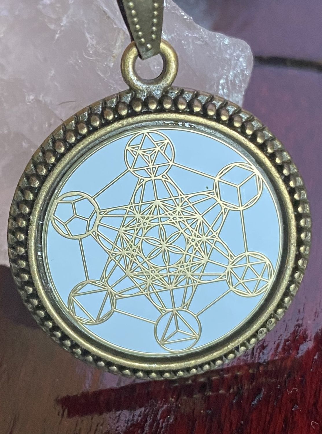 Amulett – bronzefarben, Metatron, Disc in weis 25 mm, goldlegiert, kupferunterlegt – Produktansicht 1