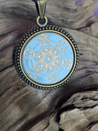 Amulett – bronzefarben, Metatron, Disc in weis 25 mm, goldlegiert, kupferunterlegt – Produktansicht 1