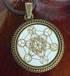 Amulett – bronzefarben, Metatron, Disc in weis 25 mm, goldlegiert, kupferunterlegt – Produktansicht 1