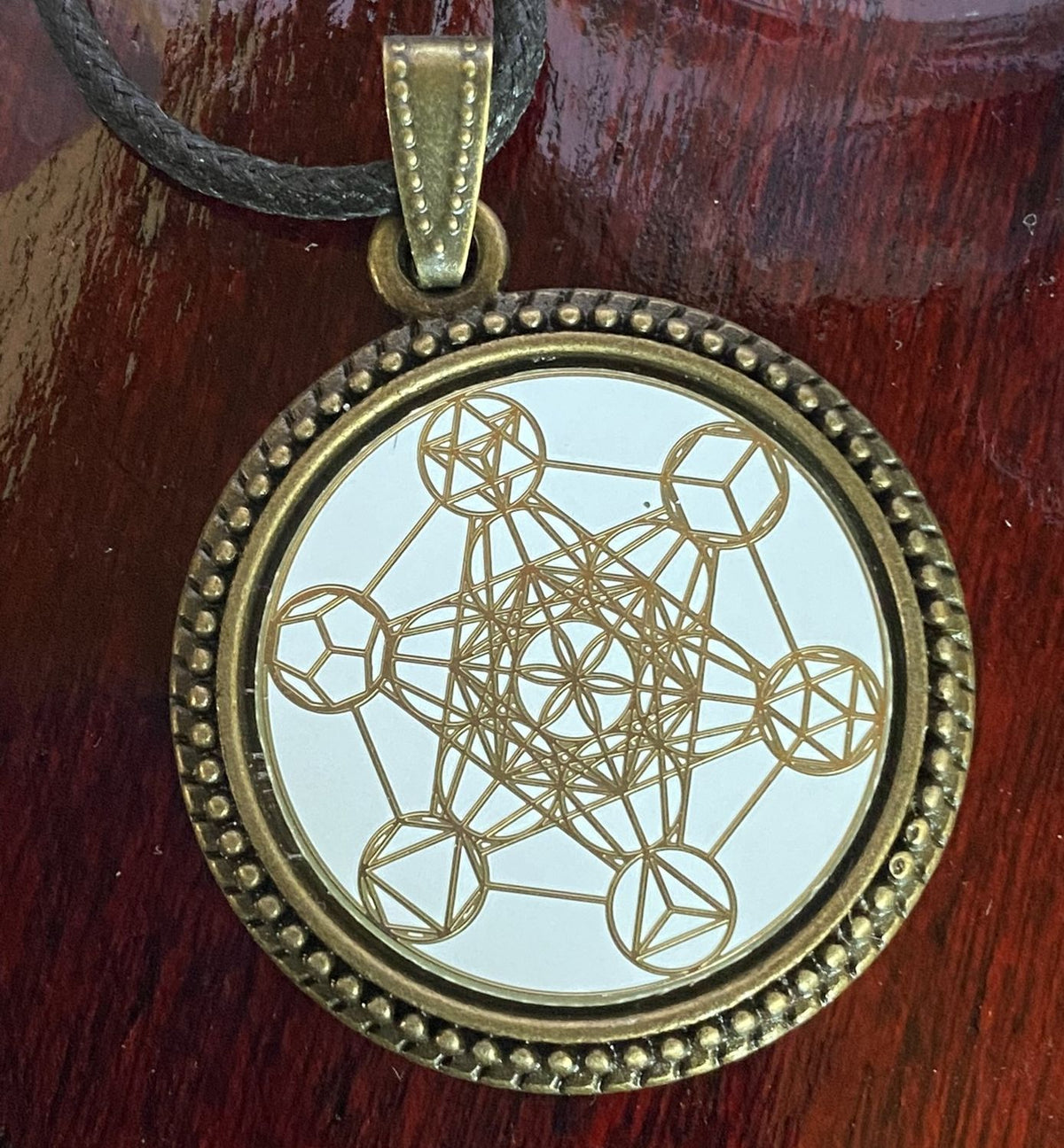 Amulett – bronzefarben, Metatron, Disc in weis 25 mm, goldlegiert, kupferunterlegt – Produktansicht 1