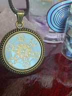 Amulett – bronzefarben, Metatron, Disc in weis 25 mm, goldlegiert, kupferunterlegt – Produktansicht 1