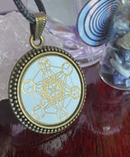 Amulett – bronzefarben, Metatron, Disc in weis 25 mm, goldlegiert, kupferunterlegt – Produktansicht 1
