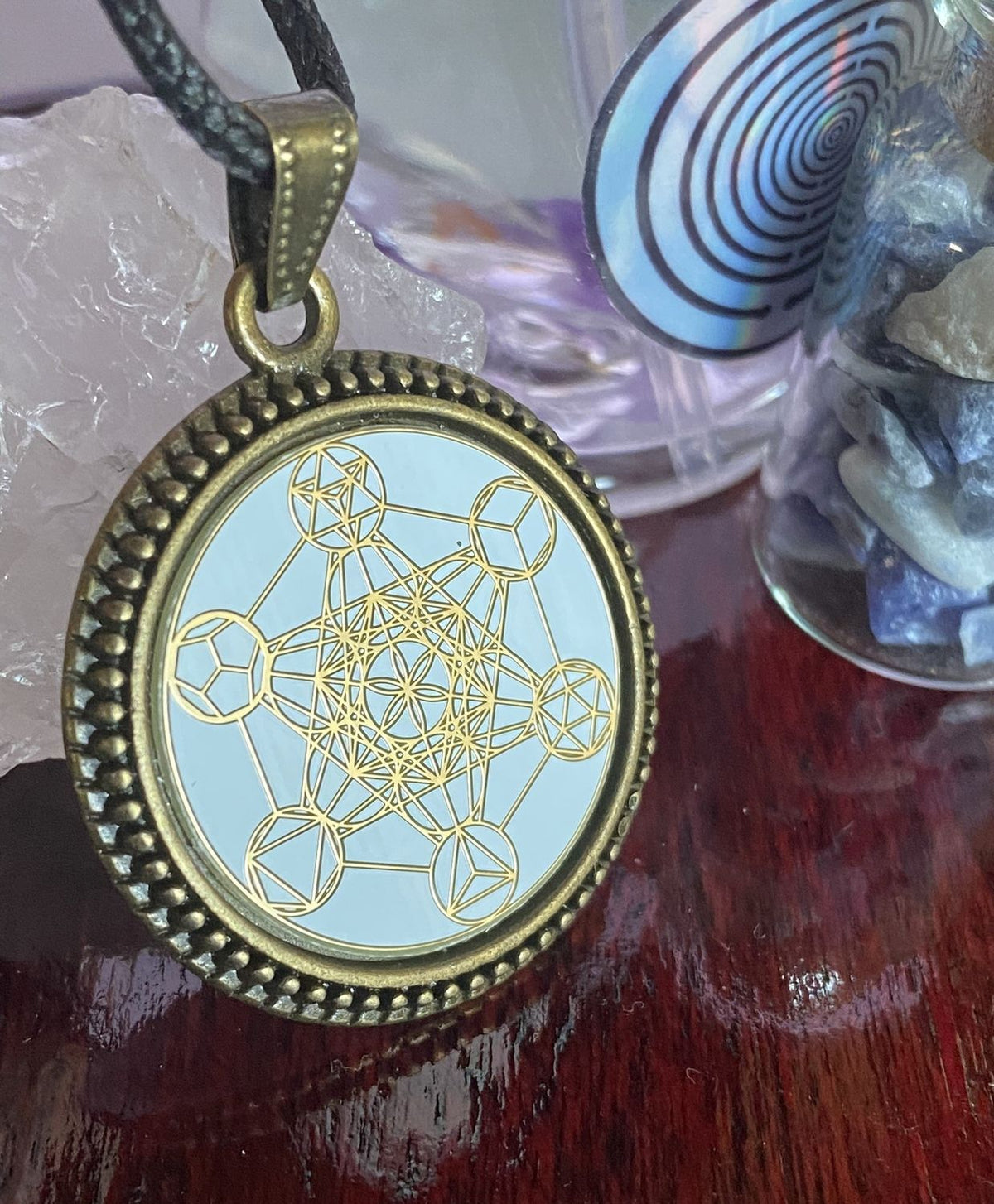 Amulett – bronzefarben, Metatron, Disc in weis 25 mm, goldlegiert, kupferunterlegt – Produktansicht 1