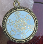 Amulett – bronzefarben, Metatron, Disc in weis 25 mm, goldlegiert, kupferunterlegt – Produktansicht 1