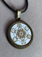 Amulett – bronzefarben, Metatron, Disc in weis 25 mm, goldlegiert, kupferunterlegt – Produktansicht 1