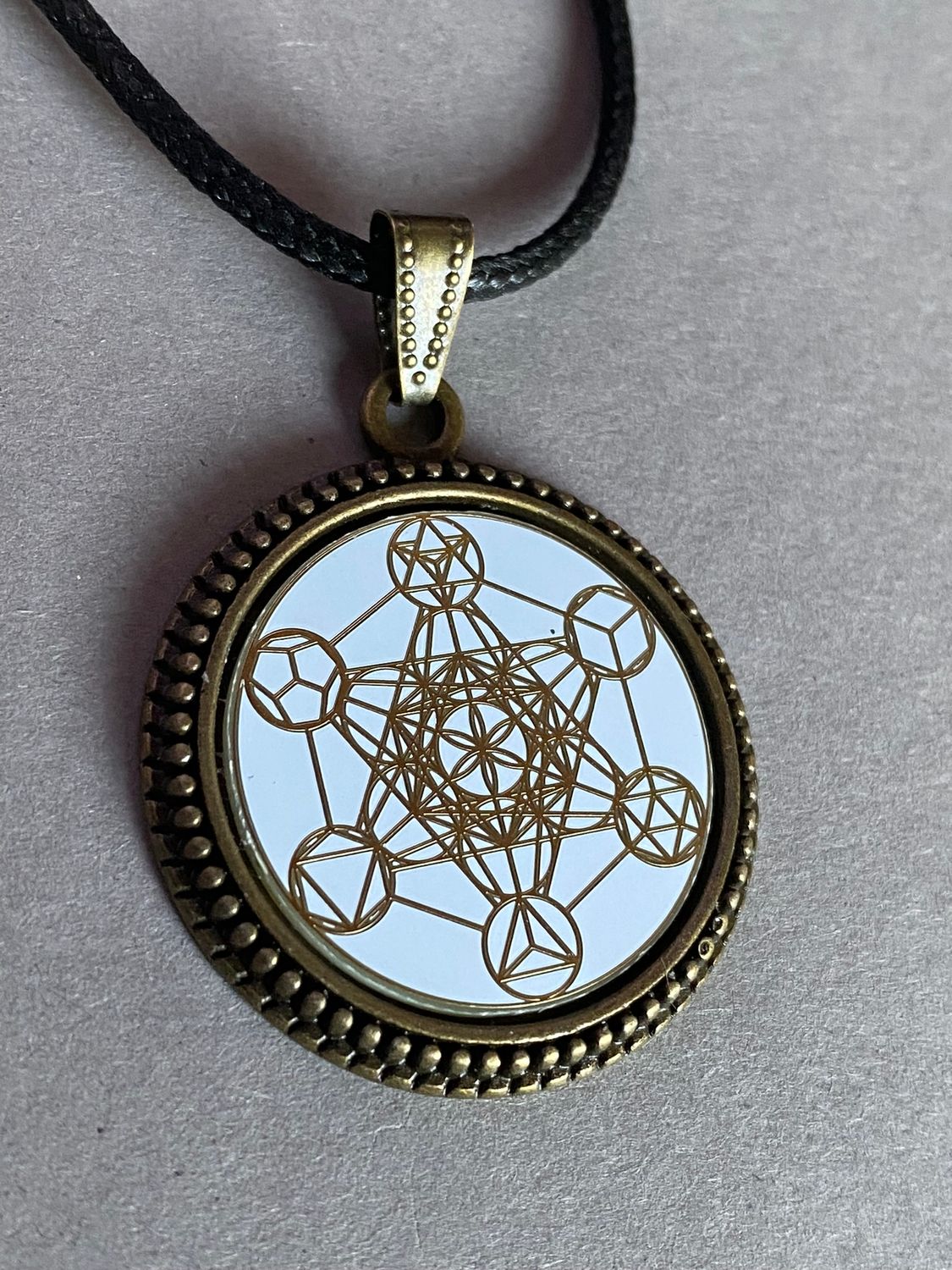 Amulett – bronzefarben, Metatron, Disc in weis 25 mm, goldlegiert, kupferunterlegt – Produktansicht 1
