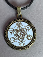 Amulett – bronzefarben, Metatron, Disc in weis 25 mm, goldlegiert, kupferunterlegt – Produktansicht 1
