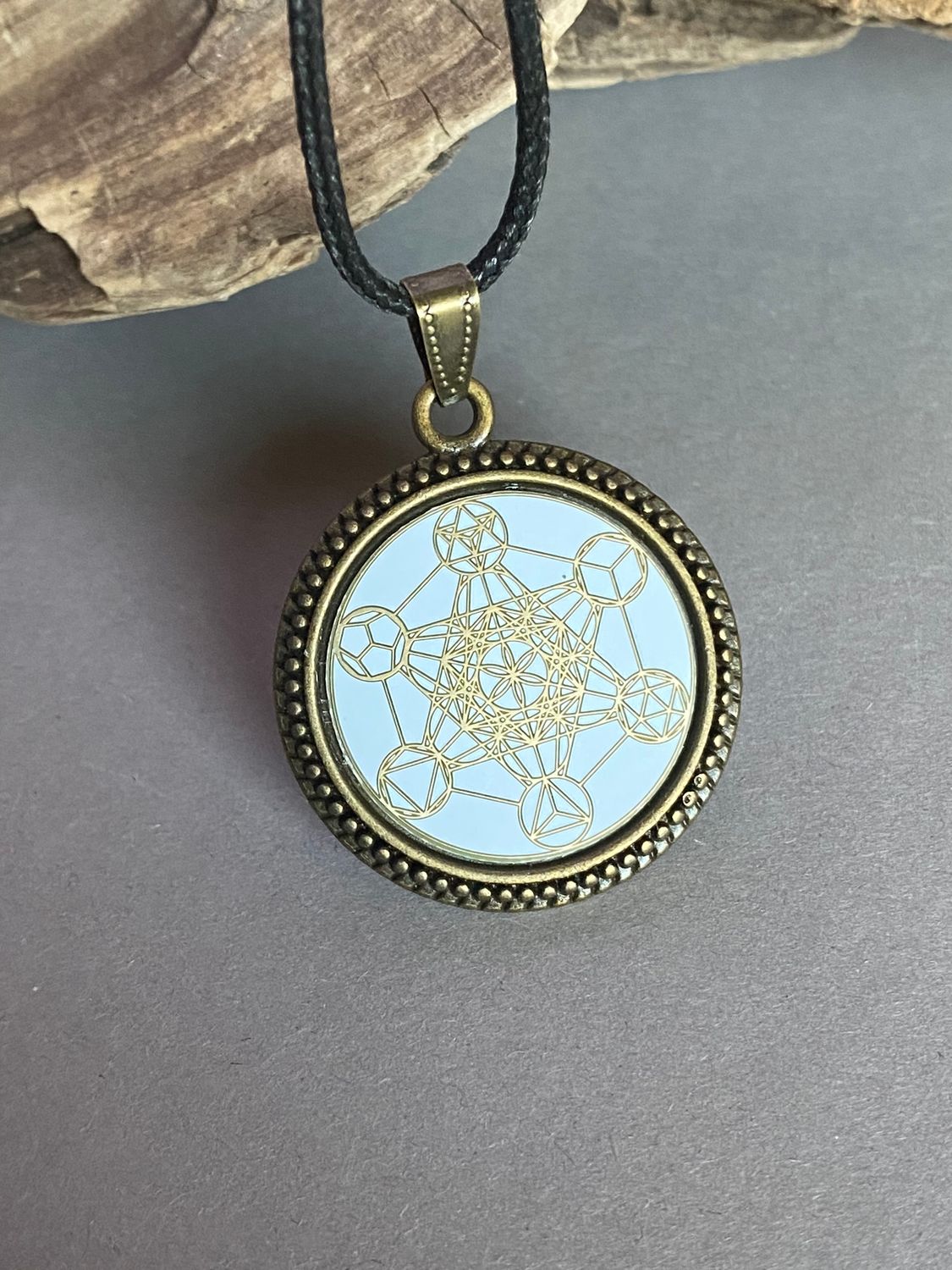 Amulett – bronzefarben, Metatron, Disc in weis 25 mm, goldlegiert, kupferunterlegt – Produktansicht 1