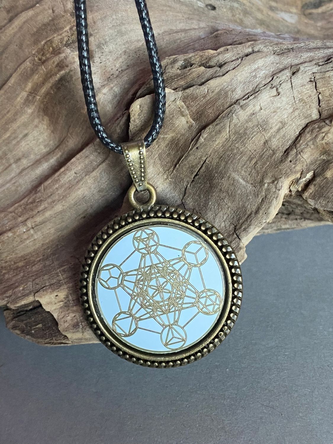 Amulett – bronzefarben, Metatron, Disc in weis 25 mm, goldlegiert, kupferunterlegt – Produktansicht 1