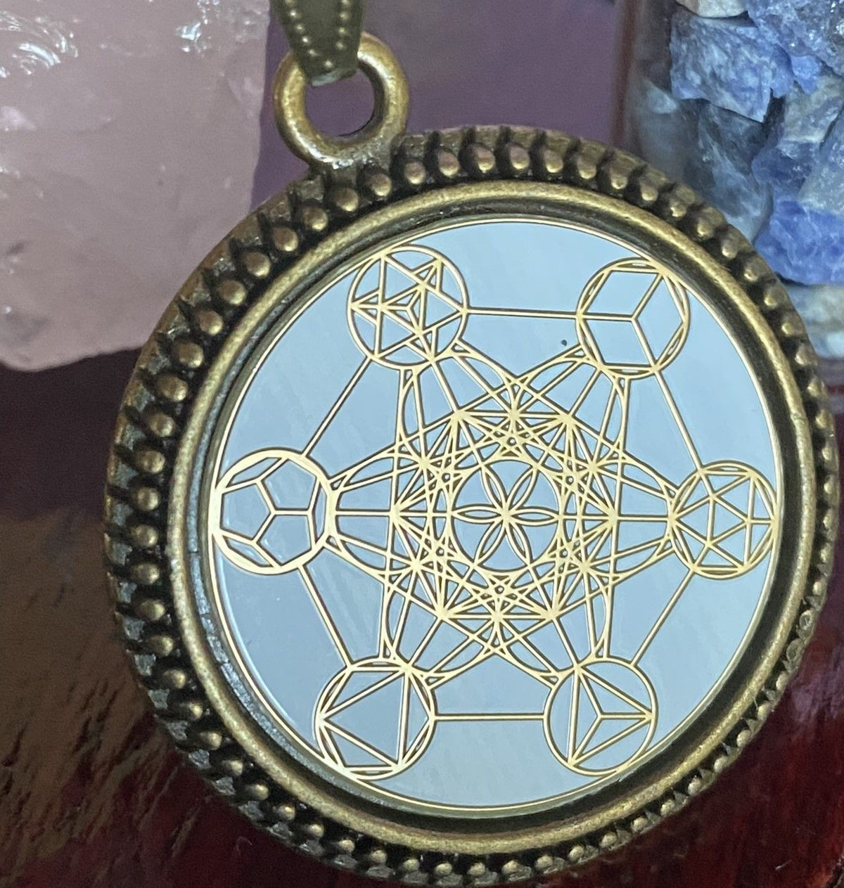 Amulett – bronzefarben, Metatron, Disc in weis 25 mm, goldlegiert, kupferunterlegt – Produktansicht 1