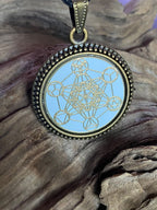 Amulett – bronzefarben, Metatron, Disc in weis 25 mm, goldlegiert, kupferunterlegt – Produktansicht 1