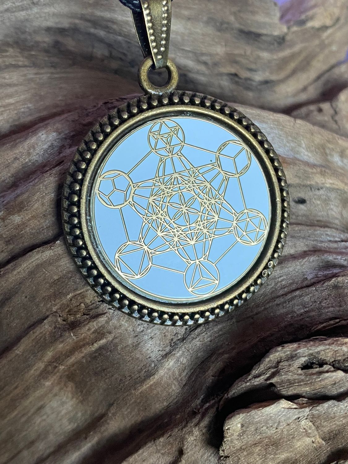 Amulett – bronzefarben, Metatron, Disc in weis 25 mm, goldlegiert, kupferunterlegt – Produktansicht 1