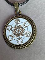 Amulett – bronzefarben, Metatron, Disc in weis 25 mm, goldlegiert, kupferunterlegt – Produktansicht 1