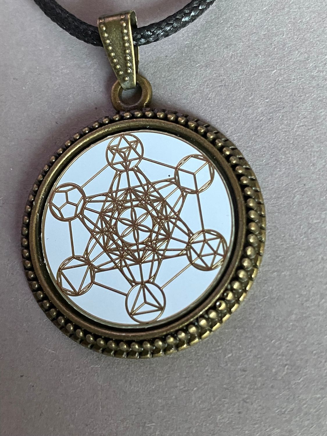 Amulett – bronzefarben, Metatron, Disc in weis 25 mm, goldlegiert, kupferunterlegt – Produktansicht 1