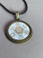 Amulett – bronzefarben, Metatron, Disc in weis 25 mm, goldlegiert, kupferunterlegt – Produktansicht 1