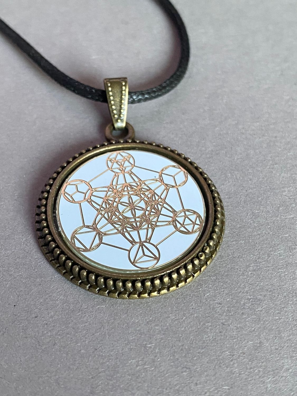 Amulett – bronzefarben, Metatron, Disc in weis 25 mm, goldlegiert, kupferunterlegt – Produktansicht 1