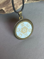 Amulett – bronzefarben, Metatron, Disc in weis 25 mm, goldlegiert, kupferunterlegt – Produktansicht 1