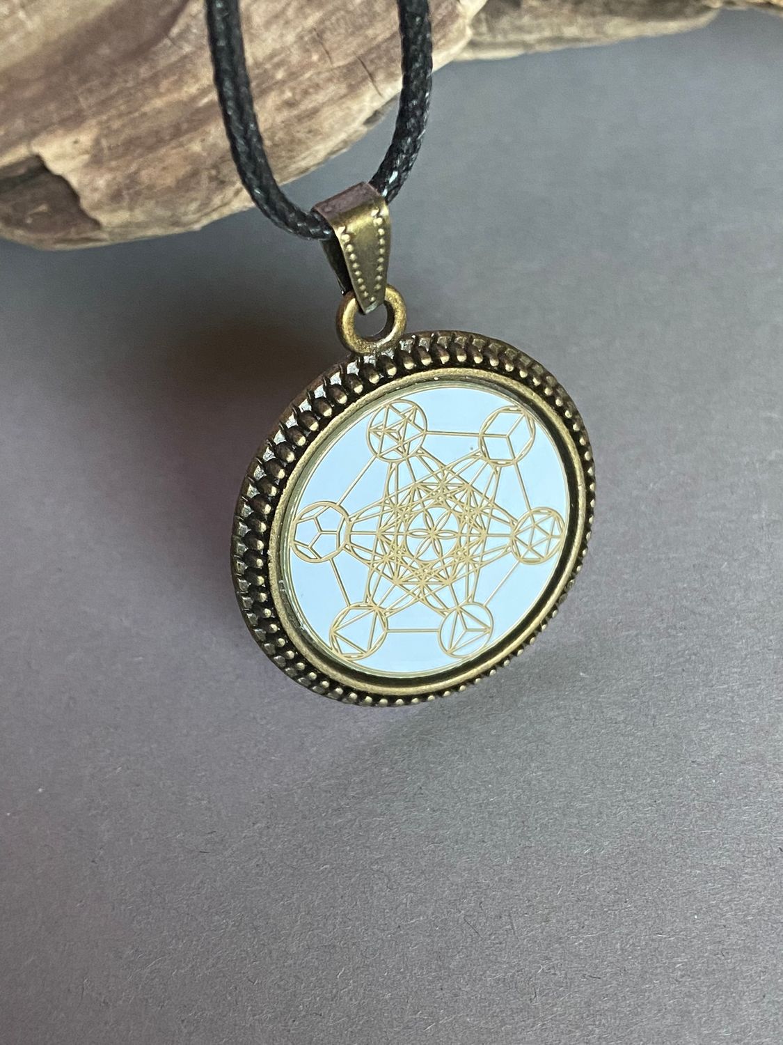 Amulett – bronzefarben, Metatron, Disc in weis 25 mm, goldlegiert, kupferunterlegt – Produktansicht 1