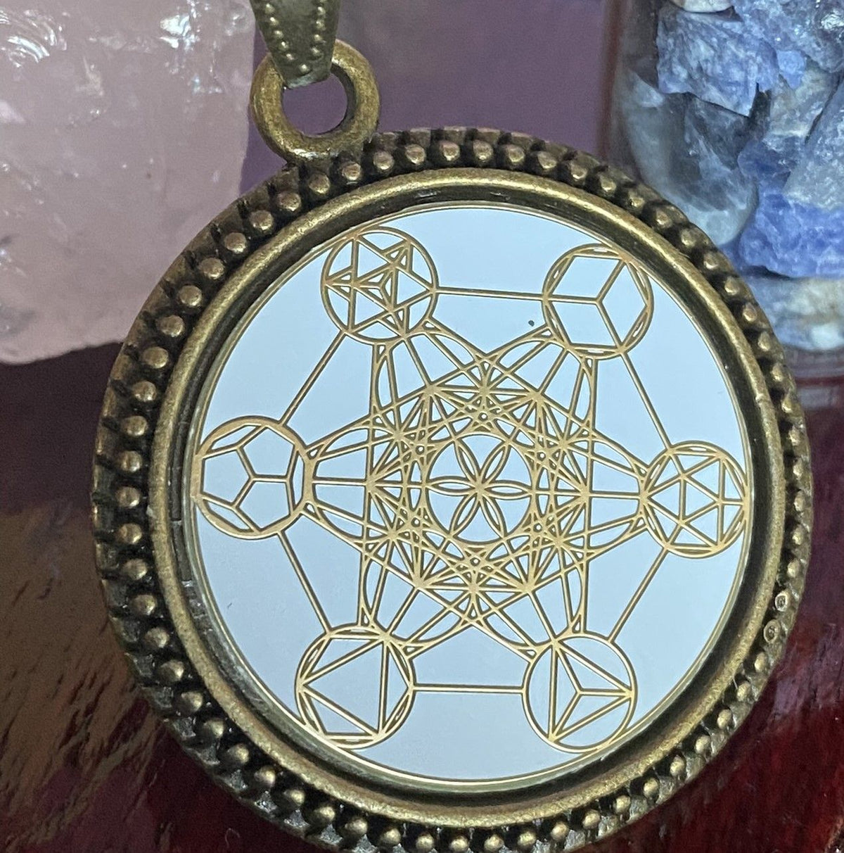 Amulett – bronzefarben, Metatron, Disc in weis 25 mm, goldlegiert, kupferunterlegt – Produktansicht 1