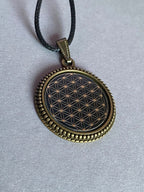 Amulett – Blume des Lebens – 25 mm / goldlegiert / schwarz – Produktansicht 1