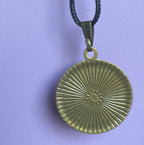 Amulett – Blume des Lebens – 25 mm / goldlegiert / schwarz – Produktansicht 1