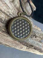 Amulett – Blume des Lebens – 25 mm / goldlegiert / schwarz – Produktansicht 1