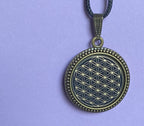Amulett – Blume des Lebens – 25 mm / goldlegiert / schwarz – Produktansicht 1