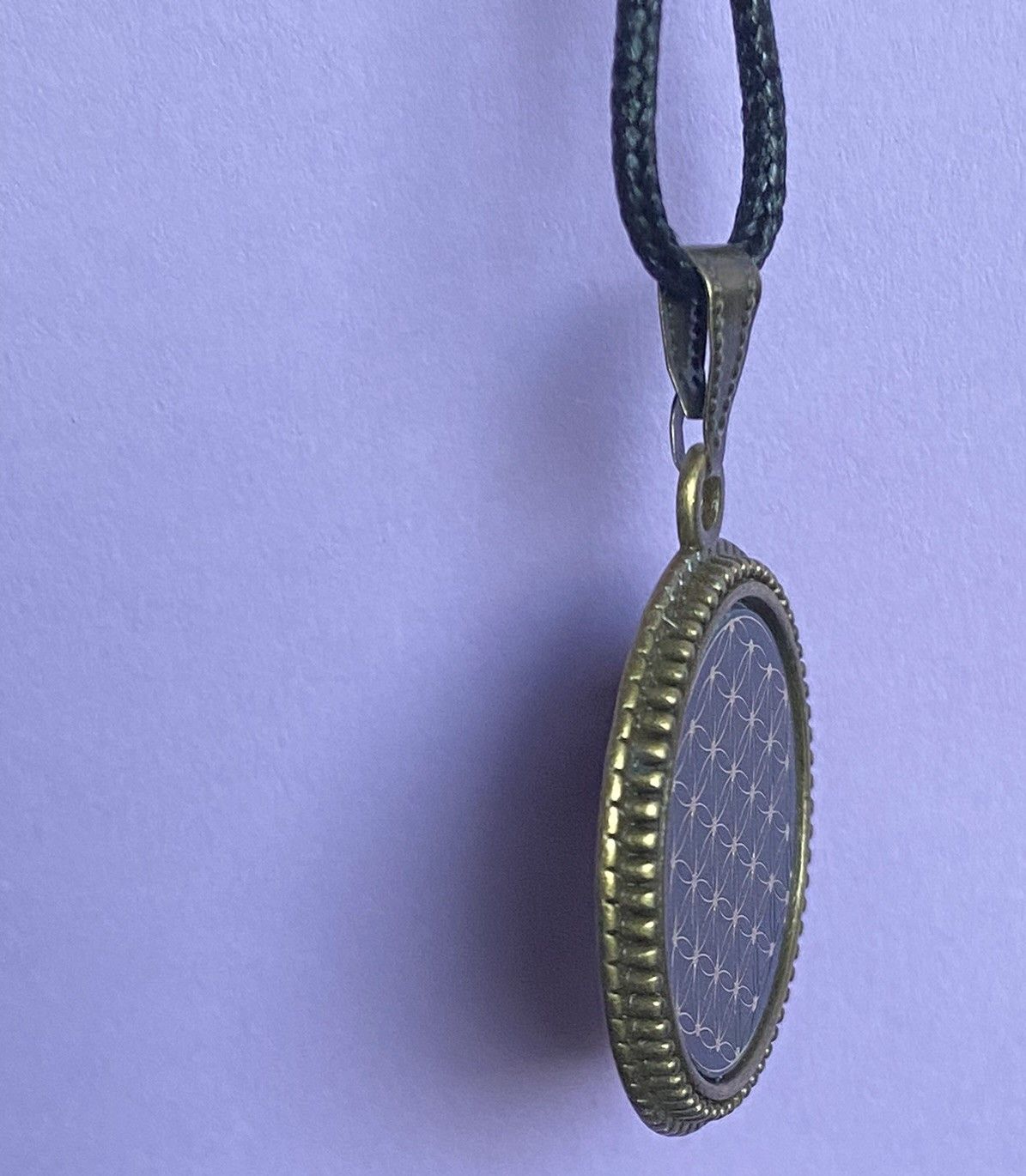 Amulett – Blume des Lebens – 25 mm / goldlegiert / schwarz – Produktansicht 1