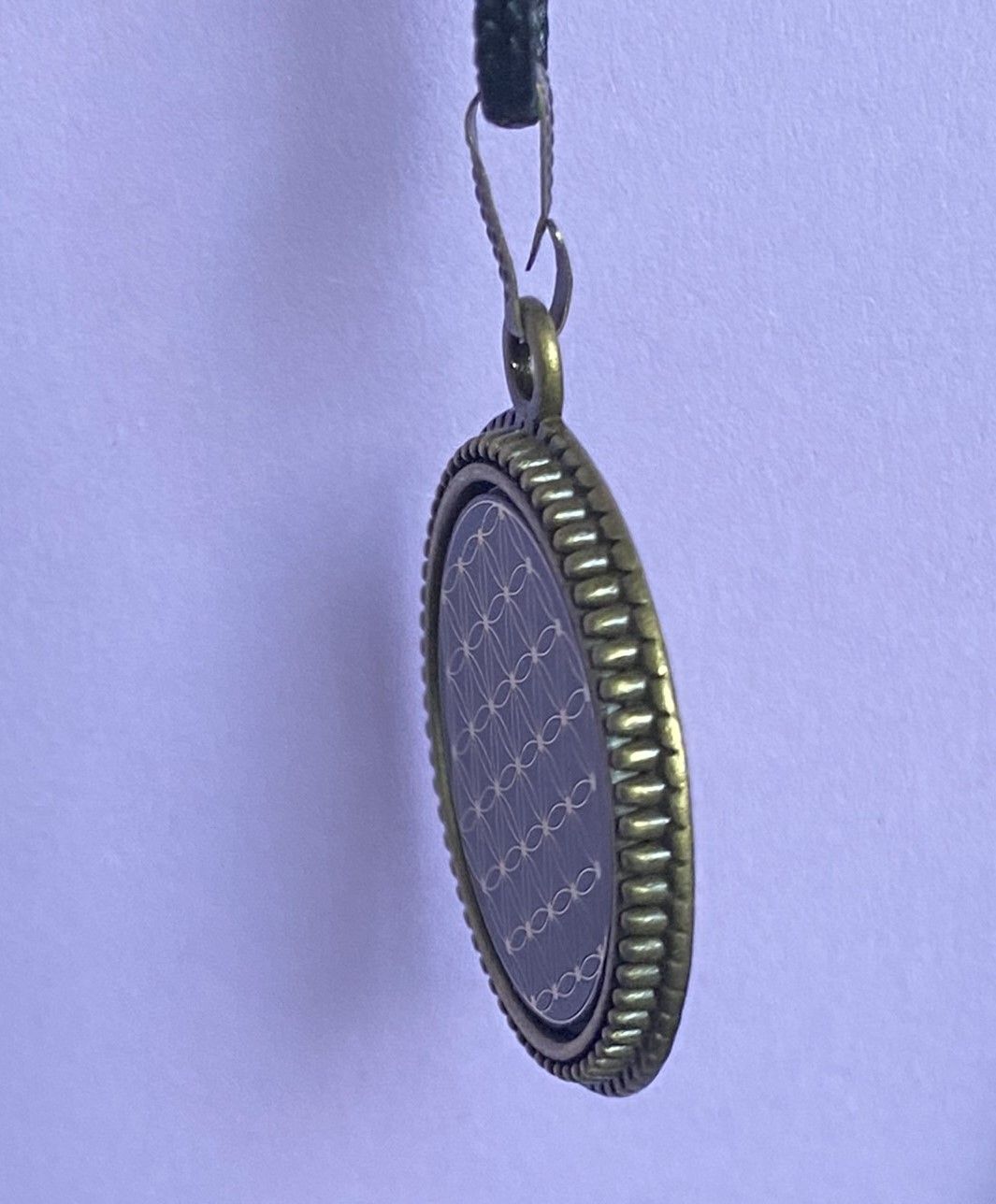 Amulett – Blume des Lebens – 25 mm / goldlegiert / schwarz – Produktansicht 1
