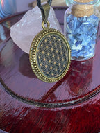 Amulett – Blume des Lebens – 25 mm / goldlegiert / schwarz – Produktansicht 1