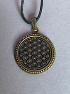 Amulett – Blume des Lebens – 25 mm / goldlegiert / schwarz – Produktansicht 1