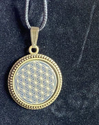 Amulett – Blume des Lebens – 25 mm / goldlegiert / schwarz – Produktansicht 1