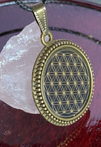 Amulett – Blume des Lebens – 25 mm / goldlegiert / schwarz – Produktansicht 1