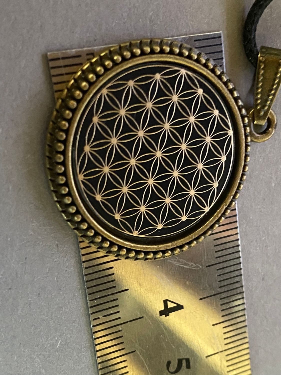 Amulett – Blume des Lebens – 25 mm / goldlegiert / schwarz – Produktansicht 1
