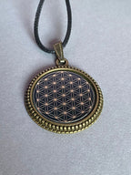 Amulett – Blume des Lebens – 25 mm / goldlegiert / schwarz – Produktansicht 1