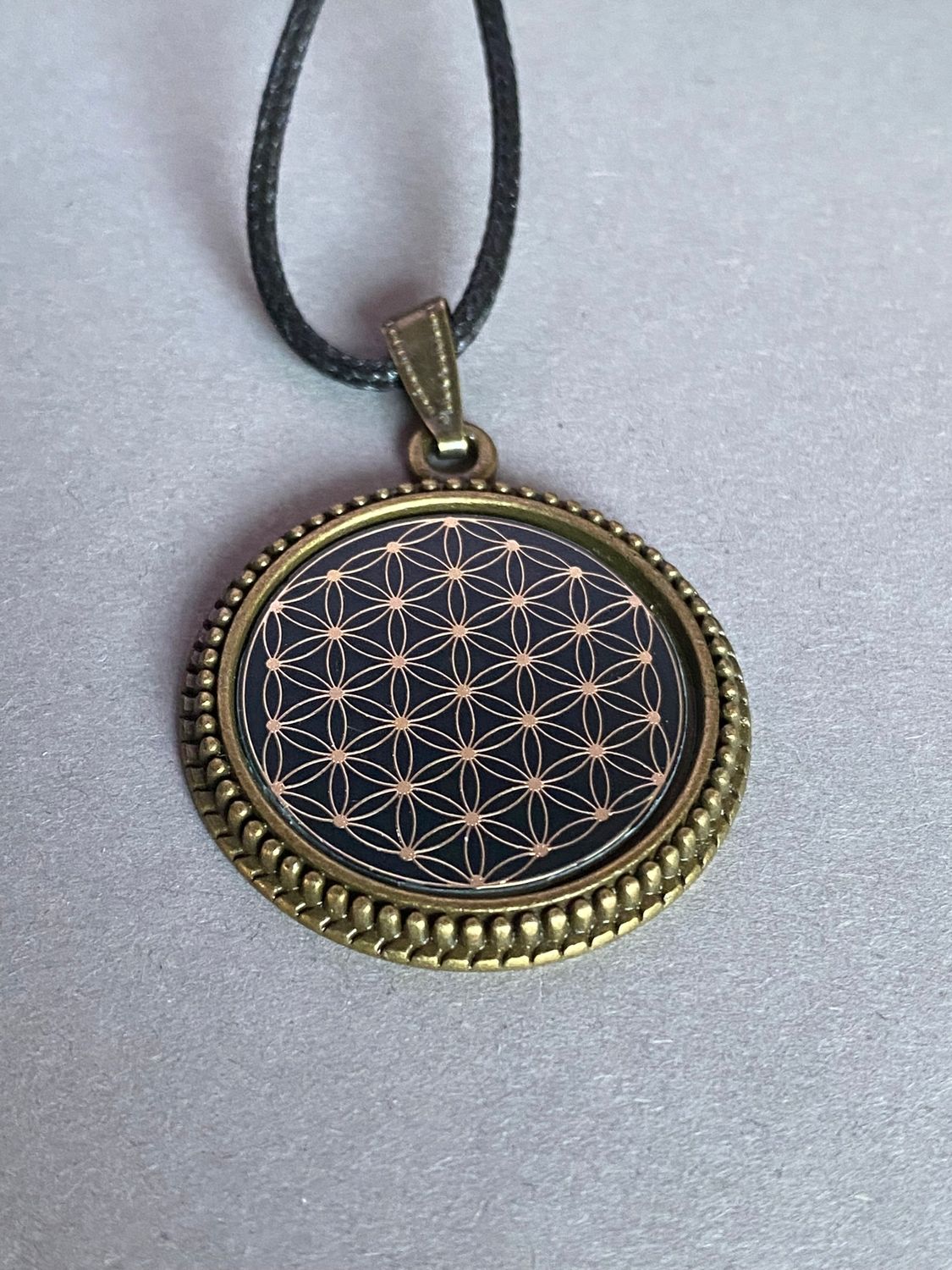 Amulett – Blume des Lebens – 25 mm / goldlegiert / schwarz – Produktansicht 1