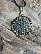 Amulett – Blume des Lebens – 25 mm / goldlegiert / schwarz – Produktansicht 1