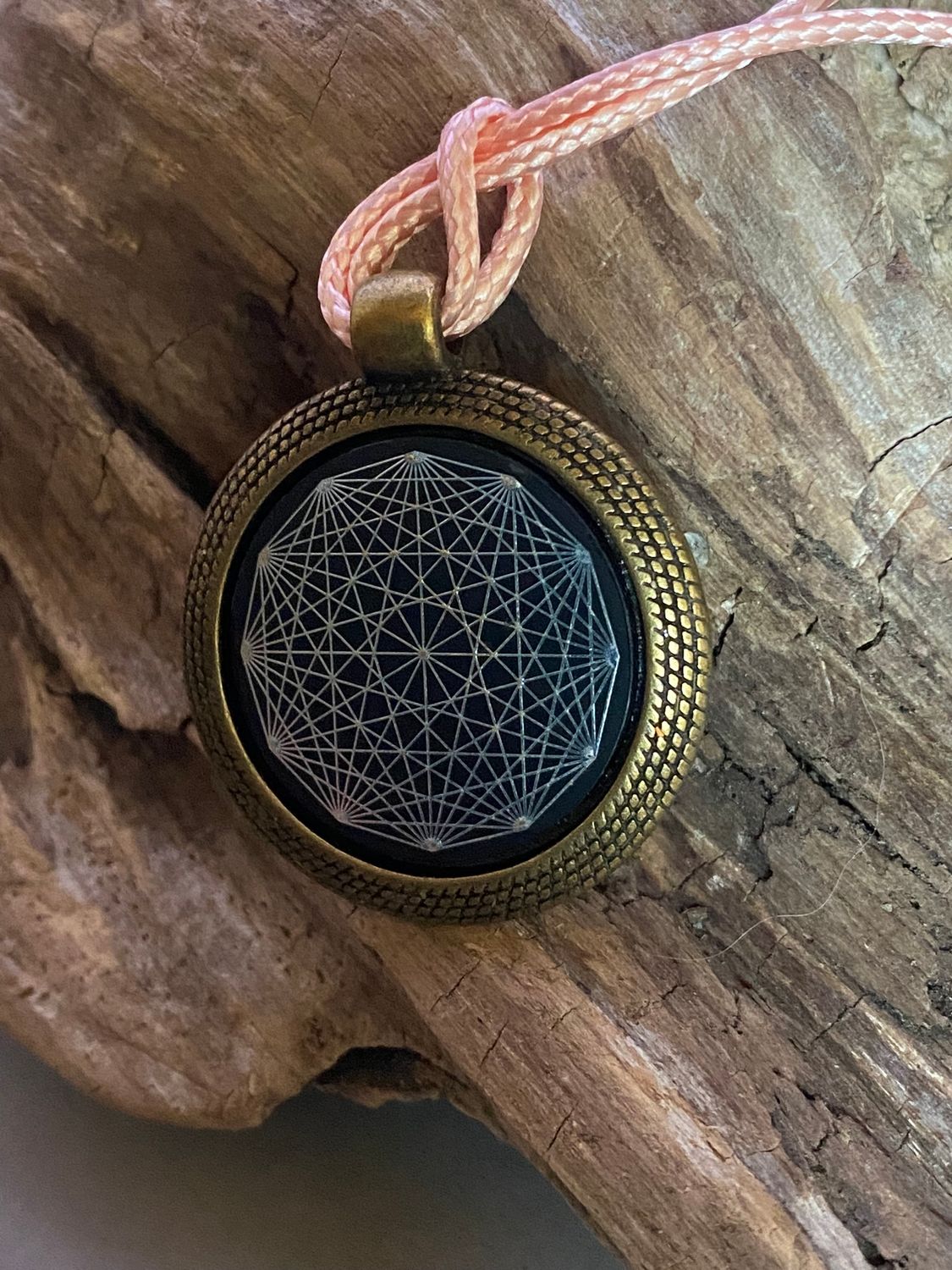 Amulett – Dodecagram als schwarzer 25 mm Coin – Dodecagram – 25 mm / zinnlegiert / Fassung bronzefarben – Produktansicht 1