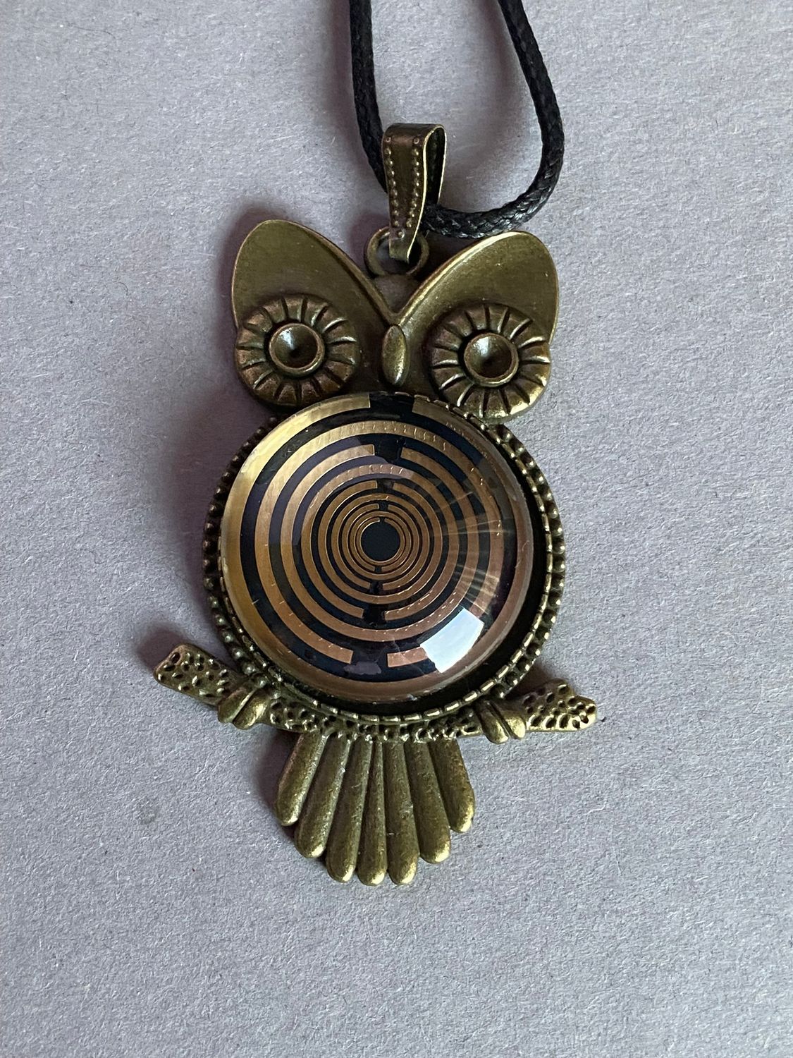 Amulett – Krafttier Eule – Lakhovsky MWO – goldlegiert / nachtschwarz – Produktansicht 1
