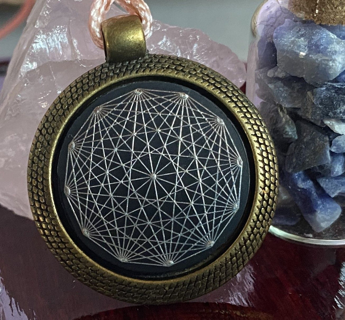 Amulett – Dodecagram als schwarzer 25 mm Coin – Dodecagram – 25 mm / zinnlegiert / Fassung bronzefarben – Produktansicht 1