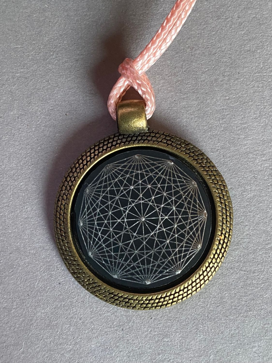 Amulett – Dodecagram als schwarzer 25 mm Coin – Dodecagram – 25 mm / zinnlegiert / Fassung bronzefarben – Produktansicht 1