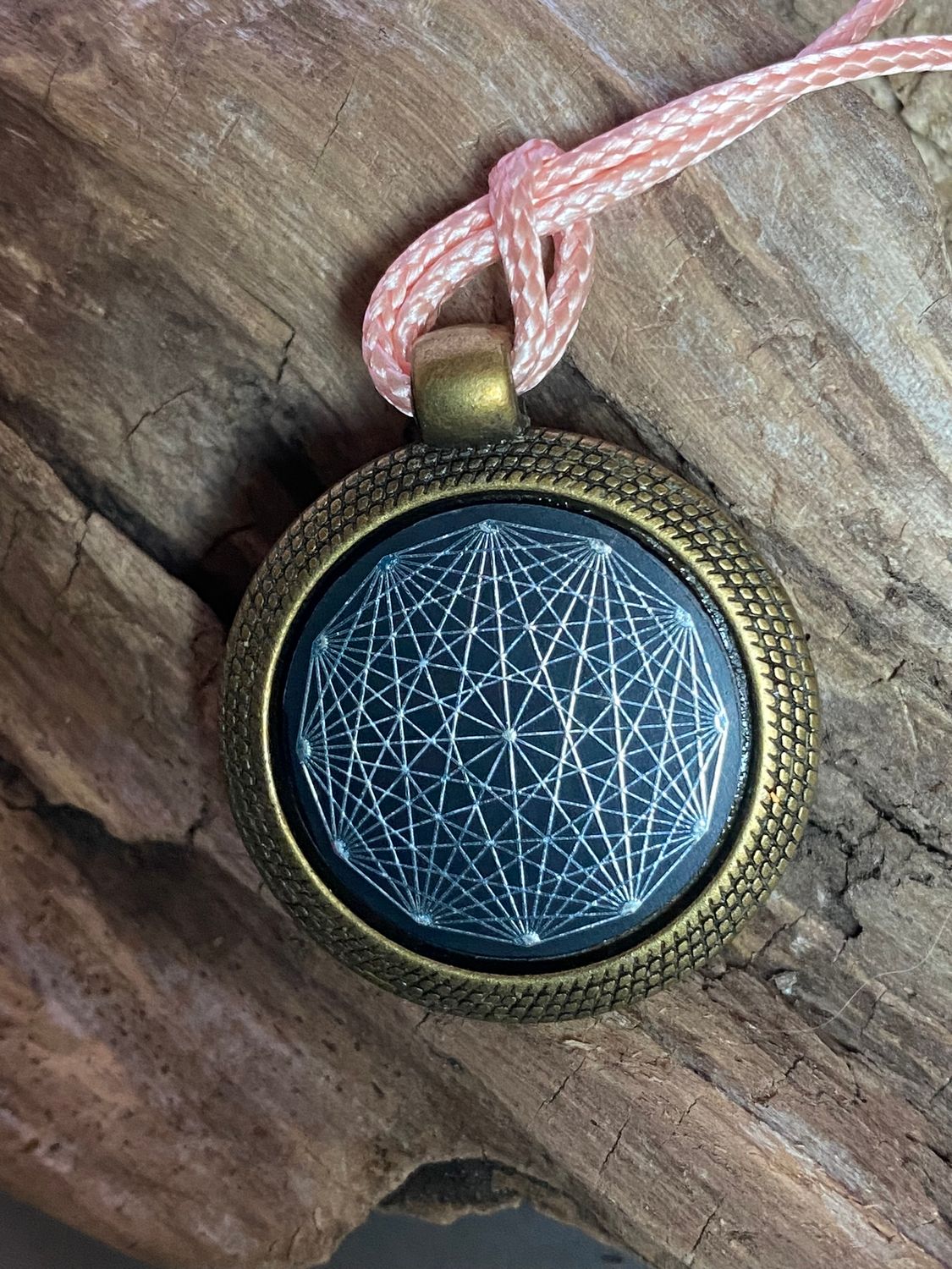 Amulett – Dodecagram als schwarzer 25 mm Coin – Dodecagram – 25 mm / zinnlegiert / Fassung bronzefarben – Produktansicht 1