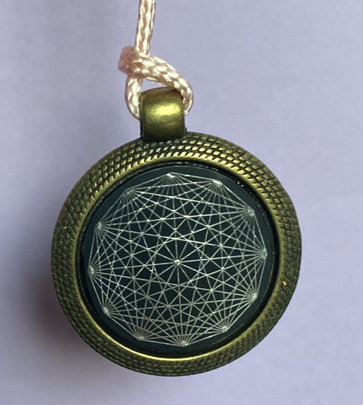 Amulett – Dodecagram als schwarzer 25 mm Coin – Dodecagram – 25 mm / zinnlegiert / Fassung bronzefarben – Produktansicht 1