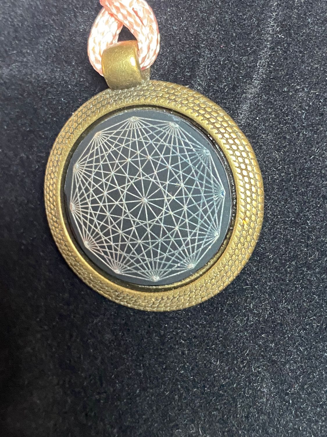 Amulett – Dodecagram als schwarzer 25 mm Coin – Dodecagram – 25 mm / zinnlegiert / Fassung bronzefarben – Produktansicht 1