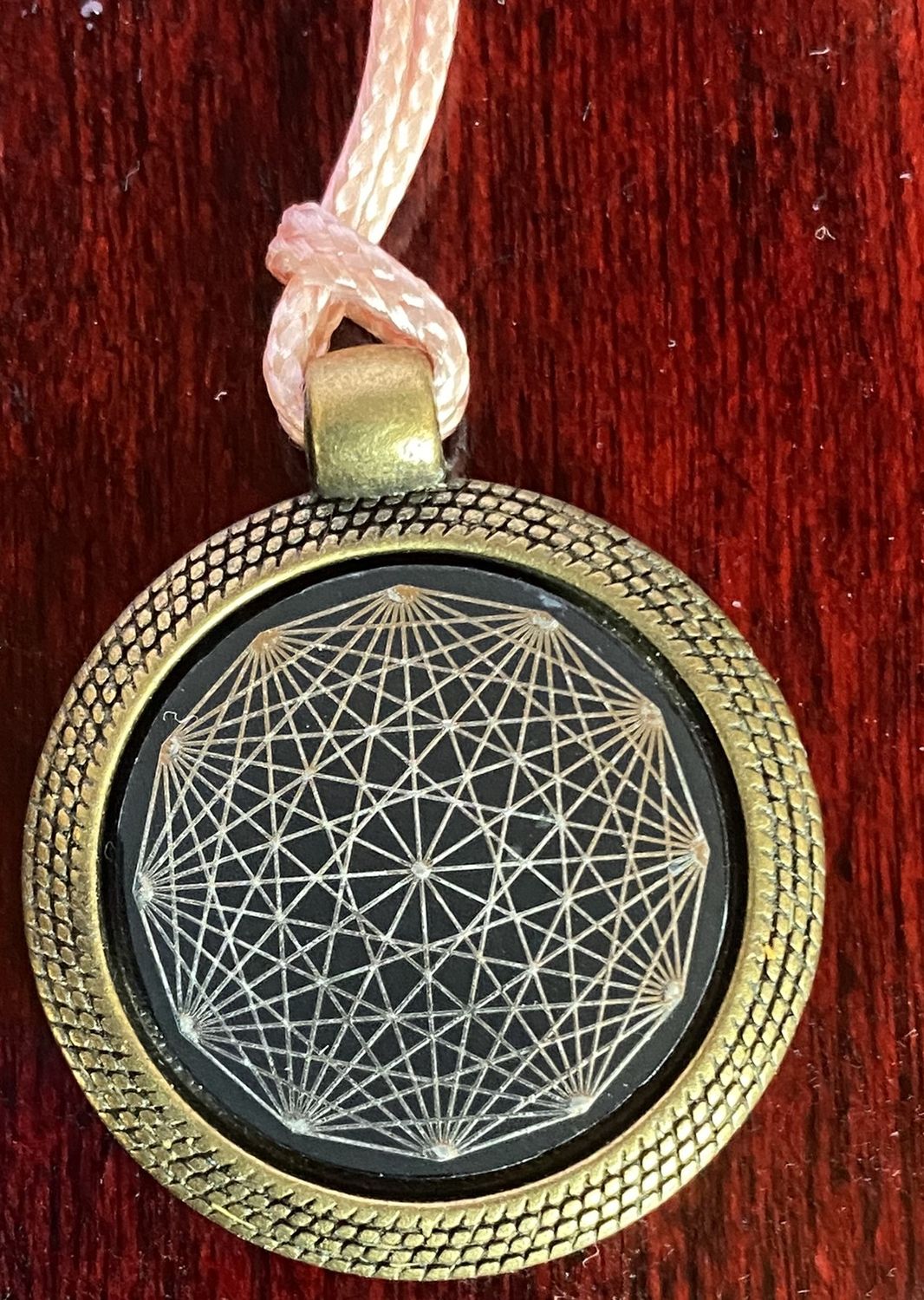 Amulett – Dodecagram als schwarzer 25 mm Coin – Dodecagram – 25 mm / zinnlegiert / Fassung bronzefarben – Produktansicht 1