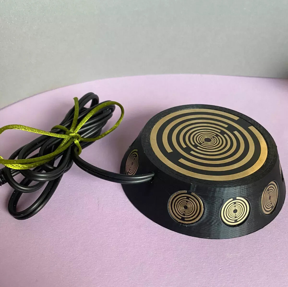 69 mm VibraNex UFO – schwarz, Oberflächenplatte goldlegiert, Füllung Bergkristall & Turmaline – Produktansicht 1